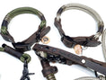 Bild in Galerie-Betrachter laden, Koppelset MAIKO Zwillingsleine mit Lederhandschlaufe in Tarnoptik - BenzoDesign