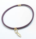 Carica l'immagine nel visualizzatore di gallerie,Markenband und Wickelarmband aus gestepptem Kunstleder in aubergine - BenzoDesign