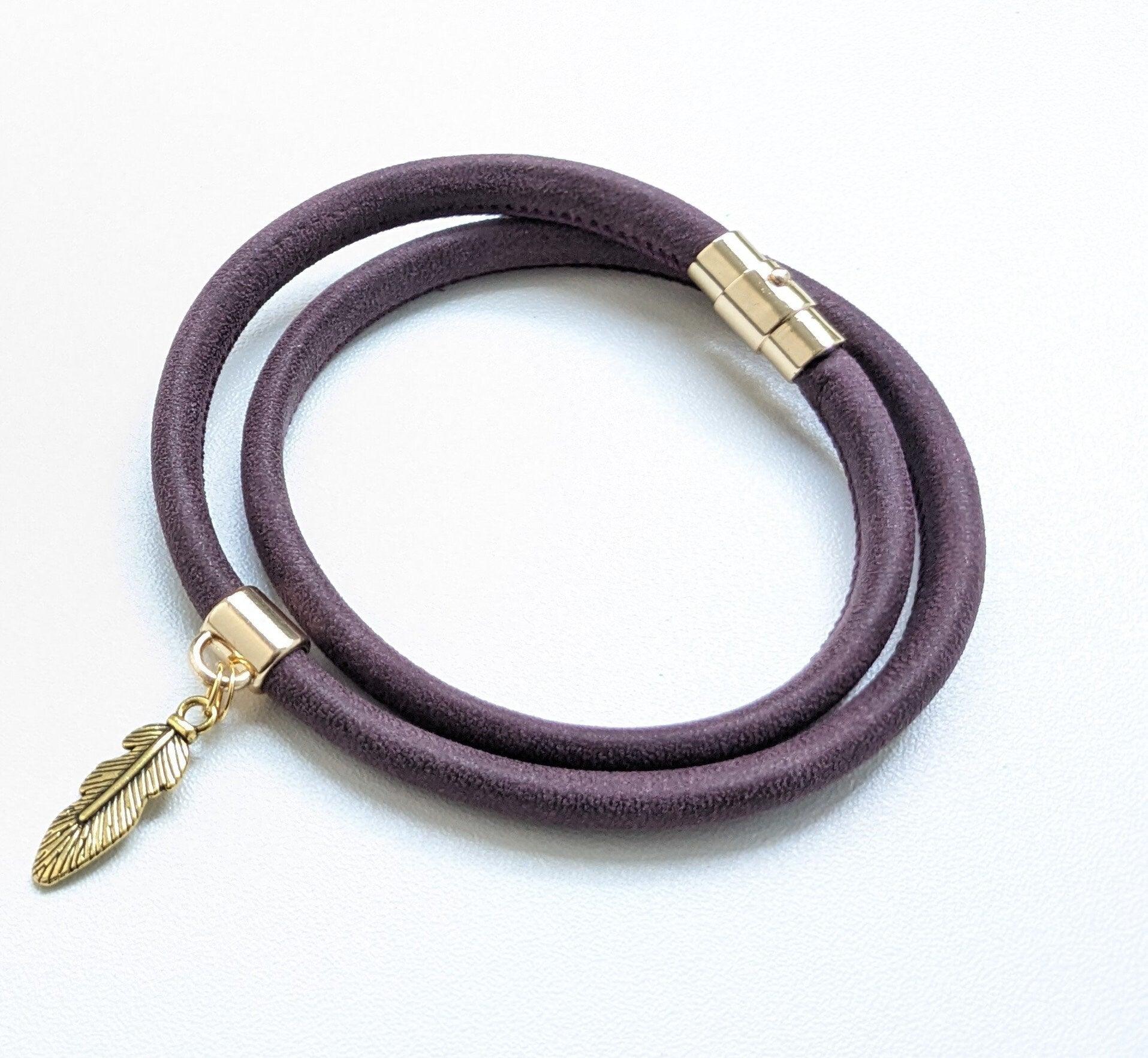 Markenband und Wickelarmband aus gestepptem Kunstleder in aubergine - BenzoDesign