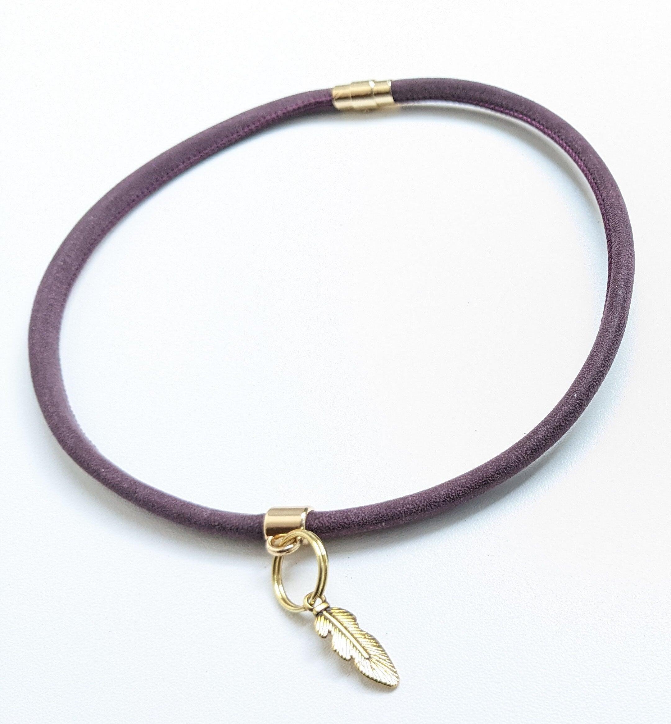 Markenband und Wickelarmband aus gestepptem Kunstleder in aubergine - BenzoDesign