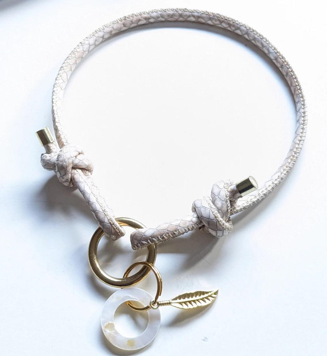 Markenhalsband aus Kunstleder verstellbar in Schlangenoptik Creme - BenzoDesign